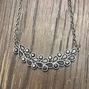 Elegant Silver Necklace with Leaf Design